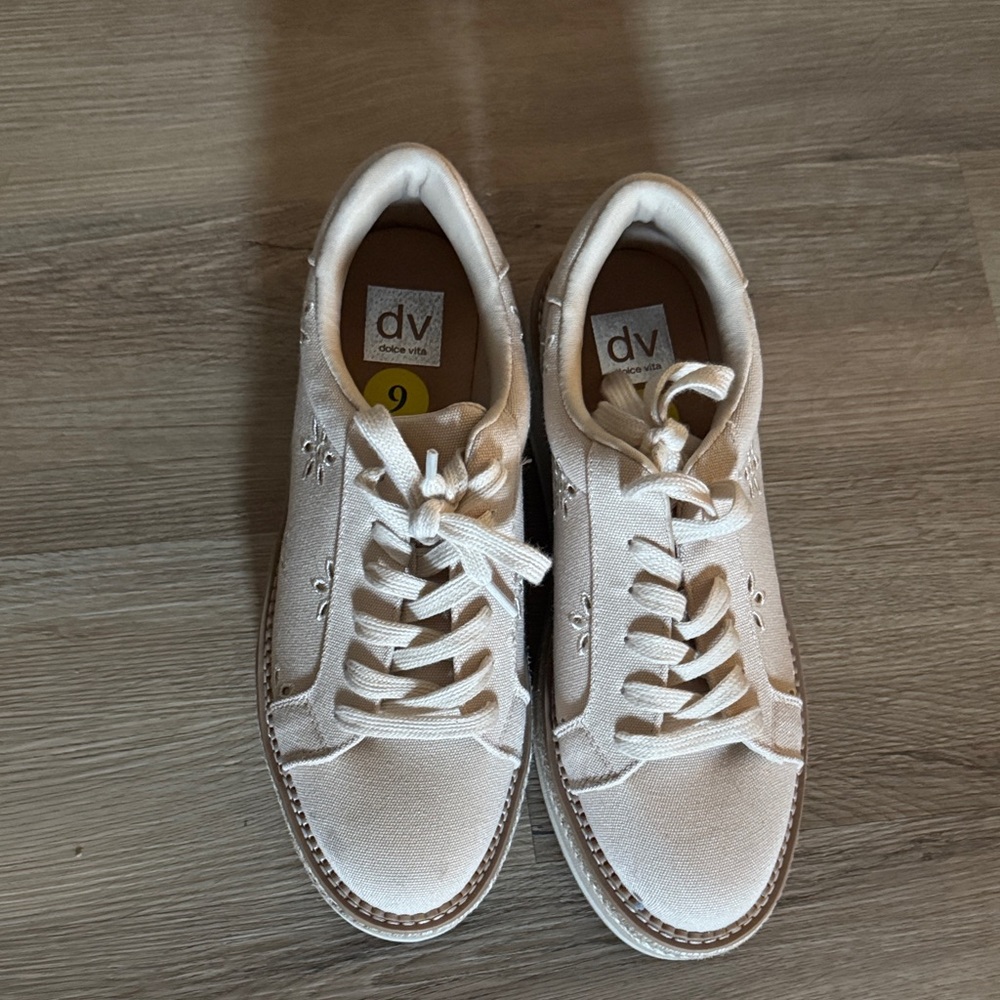 DV by Dolce Vita Cream Lace-Up Platform Sneakers